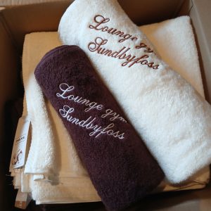 Brodert treningshåndkle grå